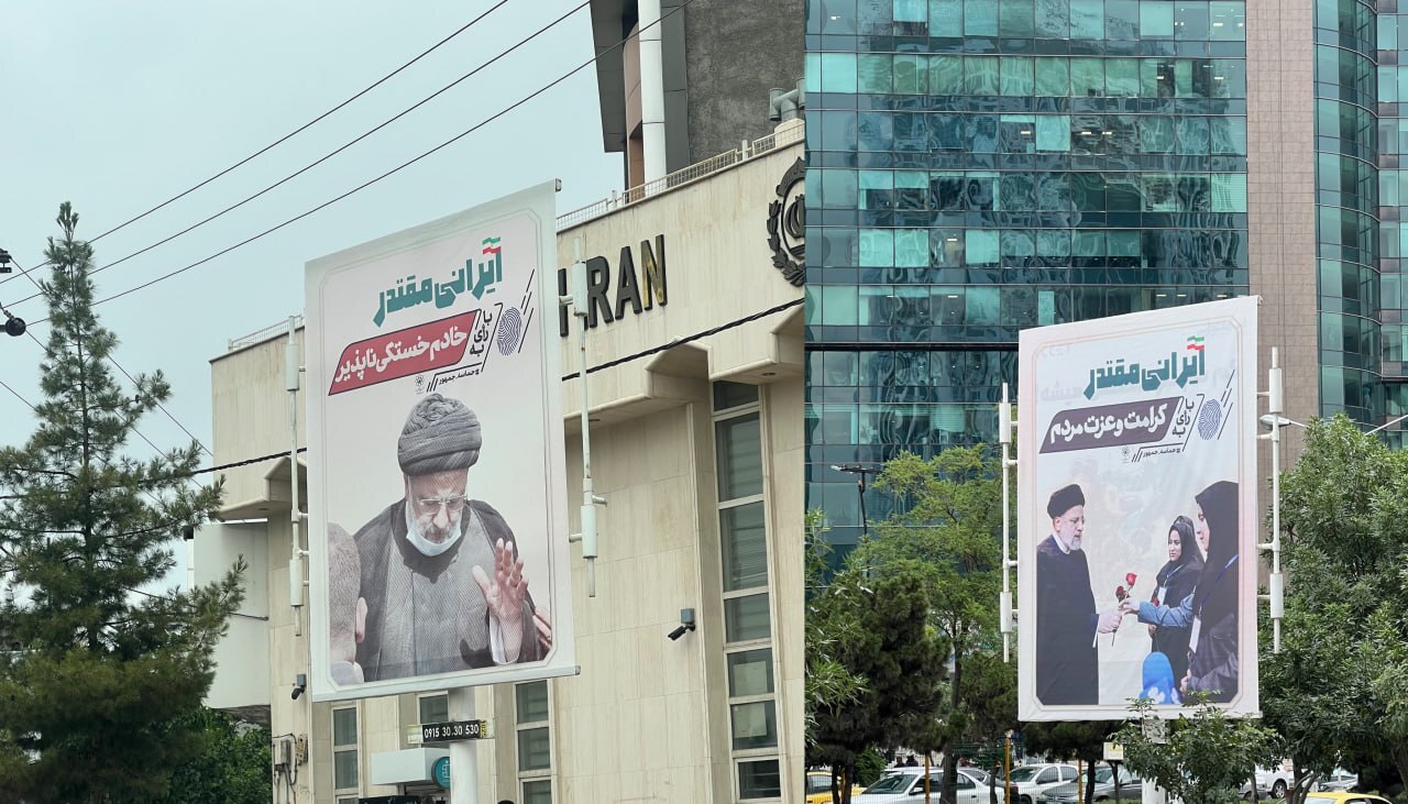 اقدام عجیب شهرداری مشهد در بنرهای انتخاباتی؛ رای برای یک کاندید خاص با تصویر ابراهیم رئیسی + عکس