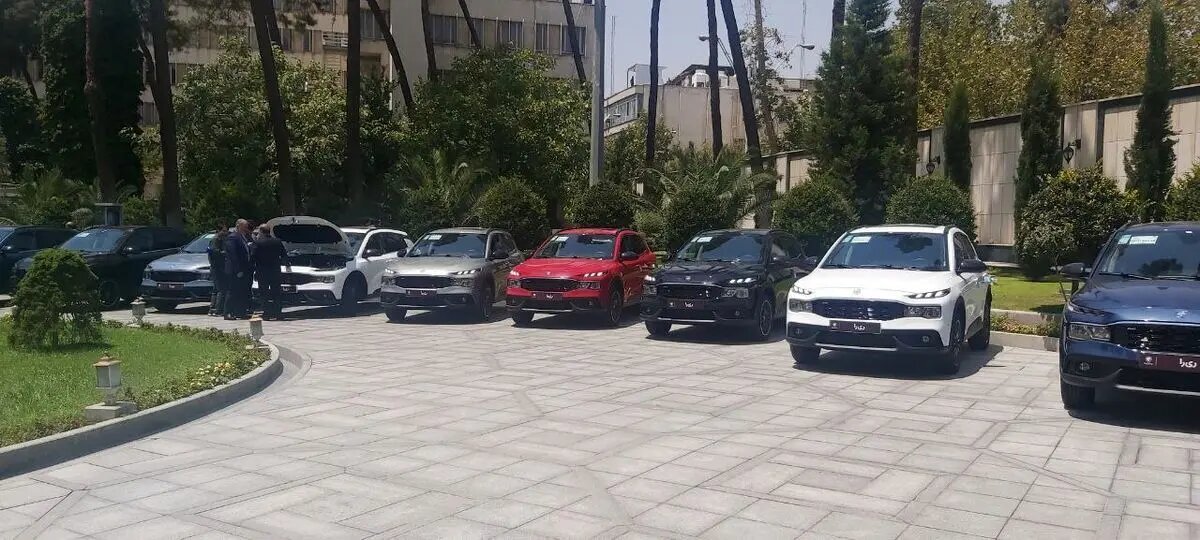 ماجرای خودروهای پارک شده در حیاط دولت چه بود؟ + عکس