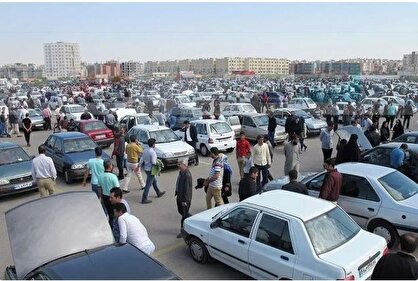 کارشناس خودرو: مجوز افزایش قیمت کارخانه‌ای خودروها سمت و سوی بازار آزاد را تغییر داد