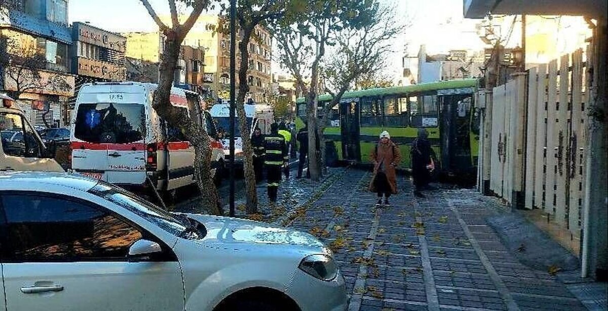 برخورد اتوبوس با ساختمان مسکونی در تهران